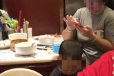 Thực khách cho con đi vệ sinh vào bát ăn của nhà hàng và những nguyên tắc ăn uống lịch sự ở nhà hàng ai cũng nên biết Thực khách cho con đi vệ sinh vào bát ăn của nhà hàng và những nguyên tắc ăn uống lịch sự ở nhà hàng ai cũng nên biết