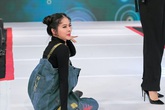Vừa bê khay nước vừa catwalk, Vân Trang "ngã sấp mặt" trên sân khấu Vừa bê khay nước vừa catwalk, Vân Trang "ngã sấp mặt" trên sân khấu