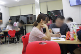 Sinh viên chen nhau ôn thi cuối kỳ ở cửa hàng tiện lợi đến 2-3h sáng vì nắng nóng Sinh viên chen nhau ôn thi cuối kỳ ở cửa hàng tiện lợi đến 2-3h sáng vì nắng nóng