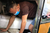 Tránh cách ly y tế, 3 công dân trốn trong hầm xe khách khi nhập cảnh Tránh cách ly y tế, 3 công dân trốn trong hầm xe khách khi nhập cảnh