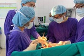 Phẫu thuật lấy khối u gan khổng lồ kịp thời cứu sống người bệnh Phẫu thuật lấy khối u gan khổng lồ kịp thời cứu sống người bệnh