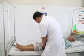 Lấy lá trong vườn đắp chân, cụ ông bị sưng phồng, lở loét vùng gối Lấy lá trong vườn đắp chân, cụ ông bị sưng phồng, lở loét vùng gối
