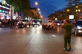 Truy tìm ô tô húc 7 xe máy đang dừng đèn đỏ rồi bỏ chạy ở Long Biên Truy tìm ô tô húc 7 xe máy đang dừng đèn đỏ rồi bỏ chạy ở Long Biên