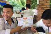 Lần đầu được "Học sinh tiên tiến", nam sinh sướng quá đem khoe cả thế giới nhưng khổ nhất là nhân vật này, đang lơ tự dưng bị lên hình Lần đầu được "Học sinh tiên tiến", nam sinh sướng quá đem khoe cả thế giới nhưng khổ nhất là nhân vật này, đang lơ tự dưng bị lên hình