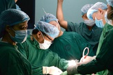 Người đàn bà 30 năm đeo bướu trên cổ Người đàn bà 30 năm đeo bướu trên cổ