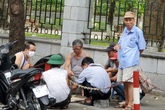 Bất chấp lệnh cấm từ 1/8, người Hà Nội vẫn có chỗ ngồi trà đá, vỉa hè chỉ vắng trước cơn mưa giông bất chợt Bất chấp lệnh cấm từ 1/8, người Hà Nội vẫn có chỗ ngồi trà đá, vỉa hè chỉ vắng trước cơn mưa giông bất chợt