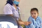 Bé 3 tuổi ho, khó thở không ngừng vì nút bấm điều khiển nằm trong khí quản Bé 3 tuổi ho, khó thở không ngừng vì nút bấm điều khiển nằm trong khí quản