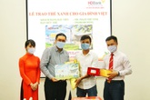 HDBank trao “Thẻ Xanh cho gia đình Việt” cho khách hàng đầu tiên HDBank trao “Thẻ Xanh cho gia đình Việt” cho khách hàng đầu tiên