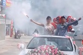 Vui thôi đừng vui quá: Muốn thể hiện độ “ngầu” trên xe sang rước dâu, cô dâu chú rể nhận về chỉ trích vì hành động khác người Vui thôi đừng vui quá: Muốn thể hiện độ “ngầu” trên xe sang rước dâu, cô dâu chú rể nhận về chỉ trích vì hành động khác người