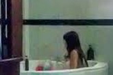 Tiếp viên massage 'tắm tiên' với khách giữa dịch Covid Tiếp viên massage 'tắm tiên' với khách giữa dịch Covid