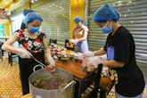 Du khách mắc kẹt nấu hàng nghìn suất cơm ủng hộ tuyến đầu chống dịch Du khách mắc kẹt nấu hàng nghìn suất cơm ủng hộ tuyến đầu chống dịch