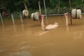 Người dân Hà Nội bì bõm tập thể dục giữa biển nước mênh mông sau trận mưa xối xả Người dân Hà Nội bì bõm tập thể dục giữa biển nước mênh mông sau trận mưa xối xả