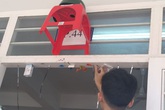 Khi cô giáo bảo trang trí lớp bằng những vật dụng có sẵn, học sinh làm y lời và cái kết khiến ai nấy cười bò Khi cô giáo bảo trang trí lớp bằng những vật dụng có sẵn, học sinh làm y lời và cái kết khiến ai nấy cười bò