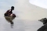 Nam thanh niên nhảy xuống sông Tô Lịch cứu cụ bà chới với dưới dòng nước đen Nam thanh niên nhảy xuống sông Tô Lịch cứu cụ bà chới với dưới dòng nước đen
