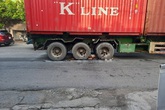 Va chạm với xe đầu kéo, hai người già chở nhau trên xe máy tử vong Va chạm với xe đầu kéo, hai người già chở nhau trên xe máy tử vong