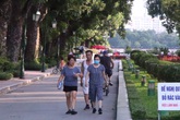 Người dân Thủ đô vẫn “hồn nhiên” quên đeo khẩu trang khi đến công viên và các địa điểm vui chơi công cộng Người dân Thủ đô vẫn “hồn nhiên” quên đeo khẩu trang khi đến công viên và các địa điểm vui chơi công cộng