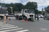 Cô gái trẻ bị xe ben cán tử vong giữa giao lộ ở Bình Dương Cô gái trẻ bị xe ben cán tử vong giữa giao lộ ở Bình Dương