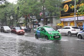 Hệ thống thoát nước bị tắc nghẽn, nhiều tuyến đường ở Hà Nội ngập cục bộ Hệ thống thoát nước bị tắc nghẽn, nhiều tuyến đường ở Hà Nội ngập cục bộ