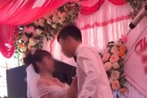 Chú rể "cưỡng hôn" cô dâu trên sân khấu tổ chức hôn lễ khiến MC hoảng hốt: "Chưa, chưa", cả hôn trường thì cười không kìm được Chú rể "cưỡng hôn" cô dâu trên sân khấu tổ chức hôn lễ khiến MC hoảng hốt: "Chưa, chưa", cả hôn trường thì cười không kìm được