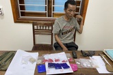 Bị 'đánh úp', trùm ma túy dùng súng, kiếm chống trả khiến 2 công an bị thương Bị 'đánh úp', trùm ma túy dùng súng, kiếm chống trả khiến 2 công an bị thương