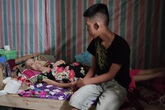 Xót xa hình ảnh chồng đau ốm chăm vợ ung thư giai đoạn cuối và hai con khuyết tật Xót xa hình ảnh chồng đau ốm chăm vợ ung thư giai đoạn cuối và hai con khuyết tật