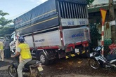Đứng chờ đèn đỏ, người đàn ông bị xe tải tông tử vong Đứng chờ đèn đỏ, người đàn ông bị xe tải tông tử vong
