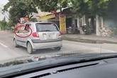 Đôi chân xấu xí thò ra ngoài cửa ô tô - hành động của người trong xe khiến tất cả ngán ngẩm Đôi chân xấu xí thò ra ngoài cửa ô tô - hành động của người trong xe khiến tất cả ngán ngẩm