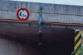 Người dân bàng hoàng phát hiện nam thanh niên tử vong trong tư thế treo cổ ở cầu chui Người dân bàng hoàng phát hiện nam thanh niên tử vong trong tư thế treo cổ ở cầu chui