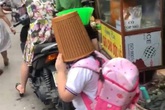 Cô học trò đang đi bỗng dựng ngược chổi, úp chiếc rổ to tướng lên đầu: Hỏi ra nguyên nhân khiến ai cũng cười lăn lội Cô học trò đang đi bỗng dựng ngược chổi, úp chiếc rổ to tướng lên đầu: Hỏi ra nguyên nhân khiến ai cũng cười lăn lội