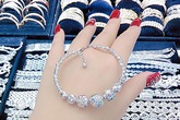 Giúp phụ nữ nâng tầm phong cách với trang sức vàng trắng Kim Hương Dinh Giúp phụ nữ nâng tầm phong cách với trang sức vàng trắng Kim Hương Dinh