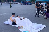 Cơ quan chức năng lên tiếng về vụ việc cặp đôi mang chăn gối ra đường chụp ảnh cưới gây xôn xao Cơ quan chức năng lên tiếng về vụ việc cặp đôi mang chăn gối ra đường chụp ảnh cưới gây xôn xao
