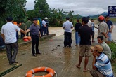 Bão số 5: Dắt xe máy qua cầu tràn, một thanh niên bị nước cuốn trôi Bão số 5: Dắt xe máy qua cầu tràn, một thanh niên bị nước cuốn trôi