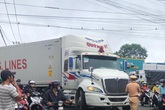 Xe máy lao thẳng vào container, nam thanh niên tử vong tại chỗ Xe máy lao thẳng vào container, nam thanh niên tử vong tại chỗ