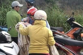 Vợ ôm con nhảy xuống sông sau khi cãi nhau với chồng, bé trai 1 tuổi bị nước cuốn tử vong thương tâm Vợ ôm con nhảy xuống sông sau khi cãi nhau với chồng, bé trai 1 tuổi bị nước cuốn tử vong thương tâm