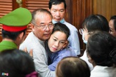Ông Nguyễn Thành Tài ôm người thân sau khi nhận án 8 năm tù Ông Nguyễn Thành Tài ôm người thân sau khi nhận án 8 năm tù