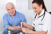 Những người cao tuổi mắc đái tháo đường cần biết và tuân thủ những điều sau để tránh gặp biến chứng Những người cao tuổi mắc đái tháo đường cần biết và tuân thủ những điều sau để tránh gặp biến chứng