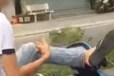 Nam thanh niên không đội mũ bảo hiểm, còn dùng 1 chân lái xe gây bức xúc Nam thanh niên không đội mũ bảo hiểm, còn dùng 1 chân lái xe gây bức xúc