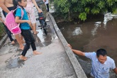 Phút sinh tử người đàn ông lao xuống sông cứu 2 em nhỏ rơi khỏi cầu Phút sinh tử người đàn ông lao xuống sông cứu 2 em nhỏ rơi khỏi cầu