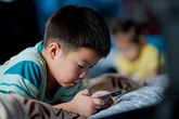 Những đứa trẻ bị cha mẹ 'khoán trắng' cho smartphone Những đứa trẻ bị cha mẹ 'khoán trắng' cho smartphone