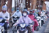 Ảnh: Người dân Hà Nội mặc áo khoác, co ro đi làm trong mưa lạnh sáng đầu tuần Ảnh: Người dân Hà Nội mặc áo khoác, co ro đi làm trong mưa lạnh sáng đầu tuần