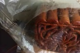 Cụ ông về nhà cũ tìm được hộp bánh Trung thu 10 năm trước, tưởng phải vứt đi nhưng hình dạng và mùi vị khiến ông thay đổi ý định Cụ ông về nhà cũ tìm được hộp bánh Trung thu 10 năm trước, tưởng phải vứt đi nhưng hình dạng và mùi vị khiến ông thay đổi ý định