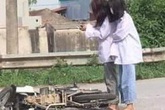 Đang đi học thì xe máy lăn ra đổ giữa đường, 2 nữ sinh lôi điện thoại làm hành động "khó hiểu" Đang đi học thì xe máy lăn ra đổ giữa đường, 2 nữ sinh lôi điện thoại làm hành động "khó hiểu"