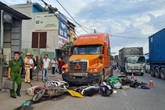 Hải Phòng: Đang đỗ bên đường, 7 xe máy bị xe đầu kéo húc văng Hải Phòng: Đang đỗ bên đường, 7 xe máy bị xe đầu kéo húc văng