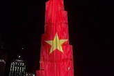 Tháp cao nhất thế giới thắp sáng cờ Việt Nam mừng quốc khánh Tháp cao nhất thế giới thắp sáng cờ Việt Nam mừng quốc khánh