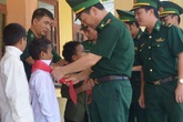 Những đứa con nuôi của Bộ đội Biên phòng Quảng Bình đón niềm vui trước thềm năm học mới Những đứa con nuôi của Bộ đội Biên phòng Quảng Bình đón niềm vui trước thềm năm học mới