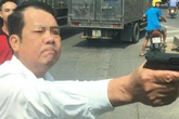 Công an xác minh người đàn ông rút vật giống súng ra dọa bắn tài xế Công an xác minh người đàn ông rút vật giống súng ra dọa bắn tài xế