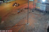 Clip: Đâm trúng xe máy chạy ẩu, thanh niên nằm gục xuống đường khiến tất cả khiếp sợ Clip: Đâm trúng xe máy chạy ẩu, thanh niên nằm gục xuống đường khiến tất cả khiếp sợ