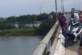 Khó tin: Thanh niên bỏ dép, xe máy, ví tiền trên cầu… rồi về nhà! Khó tin: Thanh niên bỏ dép, xe máy, ví tiền trên cầu… rồi về nhà!