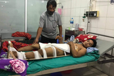 Người đàn ông bị ngã gẫy chân khi đi bắt ong kiếm tiền nuôi con phải xin về nhà tự chữa trị vì quá nghèo Người đàn ông bị ngã gẫy chân khi đi bắt ong kiếm tiền nuôi con phải xin về nhà tự chữa trị vì quá nghèo