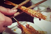 Bóc vỏ tôm chỉ trong tích tắc bằng đũa, mẹo ăn tôm nhà hàng mà ngại bẩn tay dành cho nhiều người Bóc vỏ tôm chỉ trong tích tắc bằng đũa, mẹo ăn tôm nhà hàng mà ngại bẩn tay dành cho nhiều người